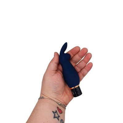Vibrador Estimulador Rabbit Recarregável em Silicone Cirúrgico com 10 Vibrações - Topo Toys Rabbit | 10,5 x 3,5 cm