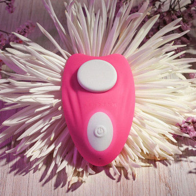Foto 2 do produto Vibrador Estimulador Recarregável com Imã de Prender na Roupa, 9 Modos de Vibração e Controle Remoto Sem Fio - Gender X Under The Radar | 8,1 x 4,8 cm