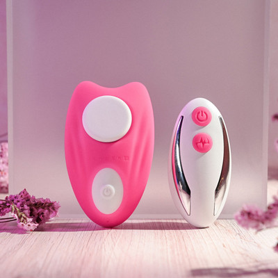 Vibrador Estimulador Recarregável com Imã de Prender na Roupa, 9 Modos de Vibração e Controle Remoto Sem Fio - Gender X Under The Radar | 8,1 x 4,8 cm
