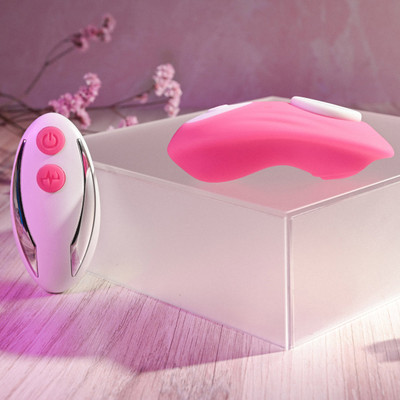 Foto 3 do produto Vibrador Estimulador Recarregável com Imã de Prender na Roupa, 9 Modos de Vibração e Controle Remoto Sem Fio - Gender X Under The Radar | 8,1 x 4,8 cm
