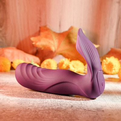 Foto 2 do produto Vibrador e Estimulador em Silicone com 10 Modos de Vibração Potentes, Controle Remoto Sem Fio e Carregamento Via Cabo USB - Gender X Velvet Hammer | 11 x 3,3 cm