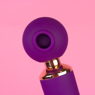Foto 1 do produto Vibrador Sugador 3 em 1 em Silicone com Motor Duplo, 10 Modos de Sucção, Pulsação e 10 Movimentos de Vai e Vem - Exclusiva Nelle | 9,5 x 2,8 cm | Cor: Roxo