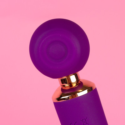 Foto 2 do produto Vibrador Sugador 3 em 1 em Silicone com Motor Duplo, 10 Modos de Sucção, Pulsação e 10 Movimentos de Vai e Vem - Exclusiva Nelle | 9,5 x 2,8 cm | Cor: Roxo