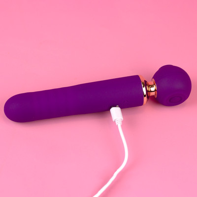 Foto 4 do produto Vibrador Sugador 3 em 1 em Silicone com Motor Duplo, 10 Modos de Sucção, Pulsação e 10 Movimentos de Vai e Vem - Exclusiva Nelle | 9,5 x 2,8 cm | Cor: Roxo