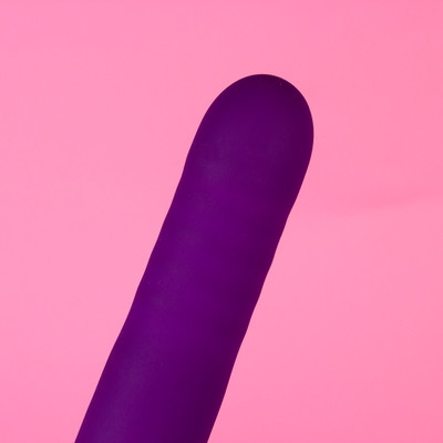 Foto 3 do produto Vibrador Sugador 3 em 1 em Silicone com Motor Duplo, 10 Modos de Sucção, Pulsação e 10 Movimentos de Vai e Vem - Exclusiva Nelle | 9,5 x 2,8 cm | Cor: Roxo