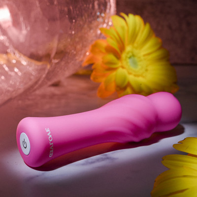 Foto 7 do produto Vibrador Massageador de Clítoris Recarregável em Silicone com 10 Modos de Vibração e Resistência à Água - Evolved Twist & Shout | 13 x 3,5 cm