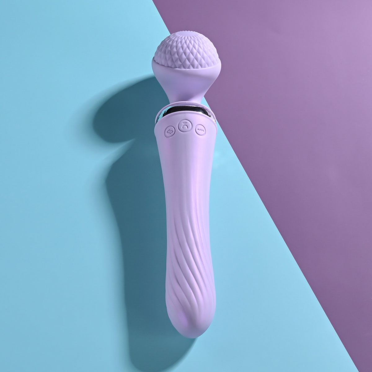 Vibrador Massageador Duplo Varinha Mágica em Silicone com 8 Modos de Vibrações, 5 Ritmos Giratórios e Recarregável - Playboy Pleasure Vibrato | 14 x 3,2 cm - 2