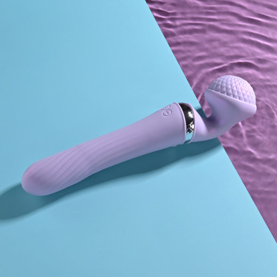 Foto 3 do produto Vibrador Massageador Duplo Varinha Mágica em Silicone com 8 Modos de Vibrações, 5 Ritmos Giratórios e Recarregável - Playboy Pleasure Vibrato | 14 x 3,2 cm