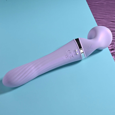 Foto 4 do produto Vibrador Massageador Duplo Varinha Mágica em Silicone com 8 Modos de Vibrações, 5 Ritmos Giratórios e Recarregável - Playboy Pleasure Vibrato | 14 x 3,2 cm