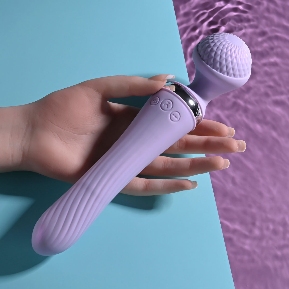 Vibrador Massageador Duplo Varinha Mágica em Silicone com 8 Modos de Vibrações, 5 Ritmos Giratórios e Recarregável - Playboy Pleasure Vibrato | 14 x 3,2 cm - 7