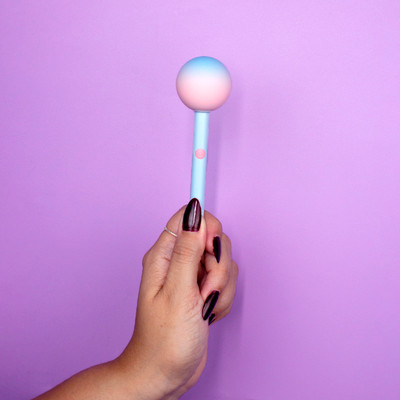 Vibrador Massageador com Formato de Pirulito, 10 Modos de Vibração, Recarregável e Máscara para Dormir - Kistoy Lala Pop