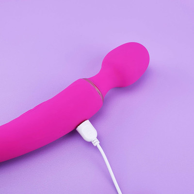 Foto 4 do produto Vibrador Massageador de Ponto e Clitóris com Motor Duplo, 7 Modos de Vibração e Carregamento via Cabo USB Magnético - Dibe Sex Massager | 25 x 3,5 cm