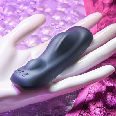 Foto 5 do produto Vibrador Massageador Recarregável com Imã de Prender na Roupa Intima, 10 Vibrações e Controle Remoto Sem Fio - Gender X Our Undie Vibe | 9,6 x 2,9 cm