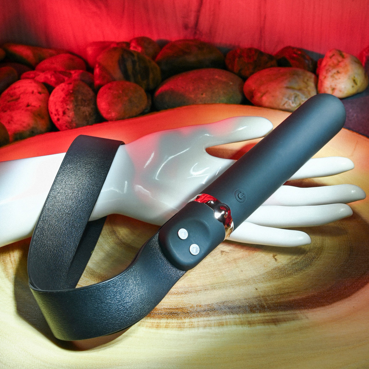 Vibrador Personal Recarregável com 9 Modos de Vibração e Chicote em Couro Sintético - Adam & Eve The Spank Me Vibe | 11,8 x 3 cm - 5