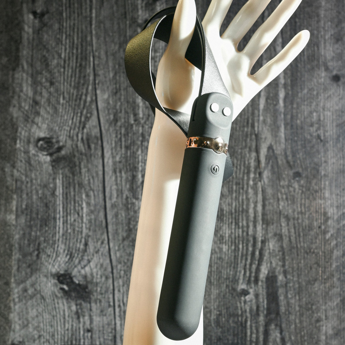 Vibrador Personal Recarregável com 9 Modos de Vibração e Chicote em Couro Sintético - Adam & Eve The Spank Me Vibe | 11,8 x 3 cm - 7