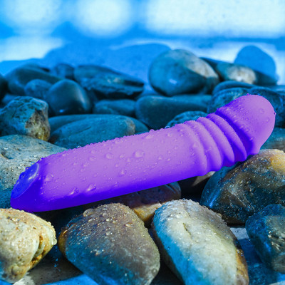 Foto 2 do produto Vibrador Ponto G Recarregável com Texturas Anelares, 7 Modos de Vibração e Luz de LED - Evolved The G-Rave - 10 x 3,2 cm