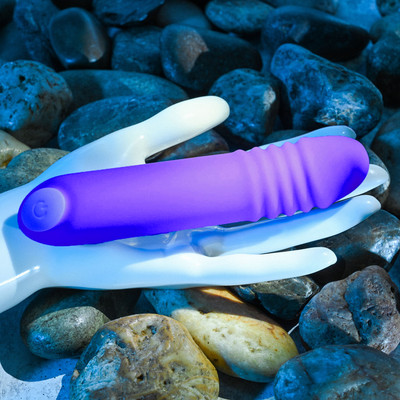 Vibrador Ponto G Recarregável com Texturas Anelares, 7 Modos de Vibração e Luz de LED - Evolved The G-Rave - 10 x 3,2 cm