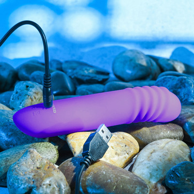Foto 4 do produto Vibrador Ponto G Recarregável com Texturas Anelares, 7 Modos de Vibração e Luz de LED - Evolved The G-Rave - 10 x 3,2 cm