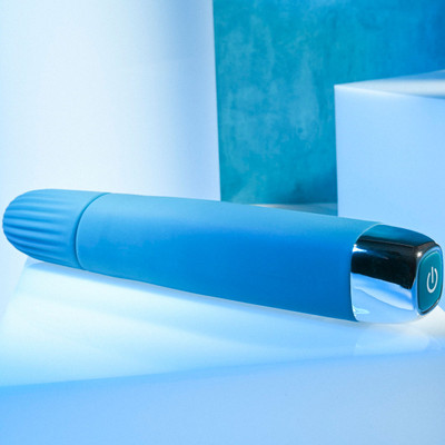 Foto 2 do produto Vibrador Personal em Silicone com Ponta Arredondada Texturizada, 12 Modos de Vibração e Carregamento Via Cabo USB Magnético - Evolved Super Slim | 15,5 x 3,2 cm
