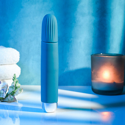Foto 1 do produto Vibrador Personal em Silicone com Ponta Arredondada Texturizada, 12 Modos de Vibração e Carregamento Via Cabo USB Magnético - Evolved Super Slim | 15,5 x 3,2 cm