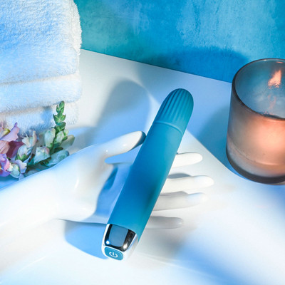 Foto 5 do produto Vibrador Personal em Silicone com Ponta Arredondada Texturizada, 12 Modos de Vibração e Carregamento Via Cabo USB Magnético - Evolved Super Slim | 15,5 x 3,2 cm