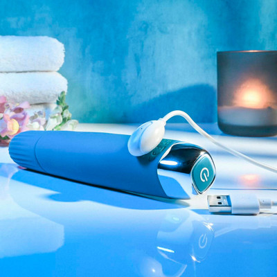 Foto 4 do produto Vibrador Personal em Silicone com Ponta Arredondada Texturizada, 12 Modos de Vibração e Carregamento Via Cabo USB Magnético - Evolved Super Slim | 15,5 x 3,2 cm