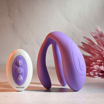 Vibrador de Ponto G Bifurcado e Estimulador de Clitóris em Silicone com 10 Modos de Vibração, 3 Motores e Controle Remoto Sem Fio -  Evolved Petite Tickler | 8 x 3 cm