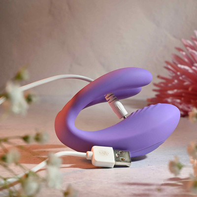 Foto 4 do produto Vibrador de Ponto G Bifurcado e Estimulador de Clitóris em Silicone com 10 Modos de Vibração, 3 Motores e Controle Remoto Sem Fio -  Evolved Petite Tickler | 8 x 3 cm
