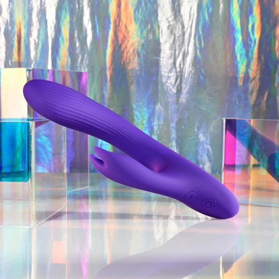 Foto 2 do produto Vibrador de Ponto G e Clitóris Articulado em Silicone com Texturas Anelares, 7 Modos de Vibração e Carregamento via Cabo USB - Selopa Poseable Bunny | 13,7 x x 3,4 cm