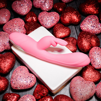 Vibrador de Ponto G e Clitóris com Motor Duplo, 10 Modos de Vibração e Carregamento Via Cabo USB - Evolved Bunny Kisses | 11,5 x 3,3 cm