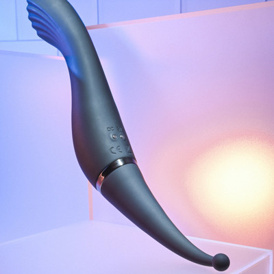 Foto 4 do produto Vibrador de Ponto G e Clitóris com Motor Duplo, 10 Modos de Vibração e Carregamento Via Cabo USB - Evolved Tantalizing Teaser | 13 x 3,5 cm