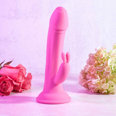 Foto 1 do produto Vibrador de Ponto G e Clitóris com Motor Duplo com 9 Modos de Vibração, Ventosa na Base e Carregamento Via Cabo USB - Evolved Somebunny To Love | 13,5 x 3,5 cm