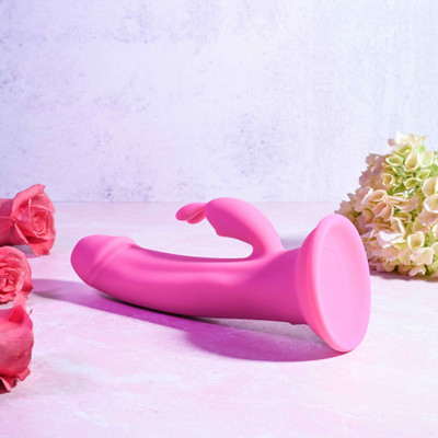Foto 2 do produto Vibrador de Ponto G e Clitóris com Motor Duplo com 9 Modos de Vibração, Ventosa na Base e Carregamento Via Cabo USB - Evolved Somebunny To Love | 13,5 x 3,5 cm