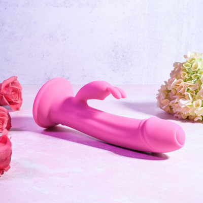 Foto 3 do produto Vibrador de Ponto G e Clitóris com Motor Duplo com 9 Modos de Vibração, Ventosa na Base e Carregamento Via Cabo USB - Evolved Somebunny To Love | 13,5 x 3,5 cm