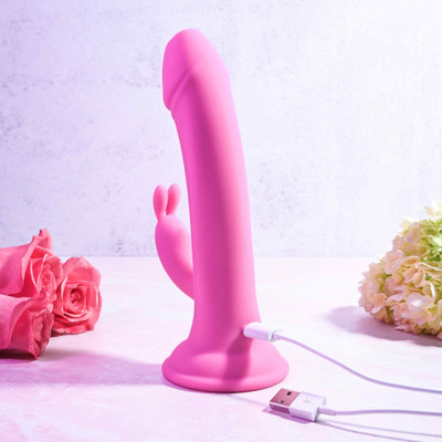 Foto 4 do produto Vibrador de Ponto G e Clitóris com Motor Duplo com 9 Modos de Vibração, Ventosa na Base e Carregamento Via Cabo USB - Evolved Somebunny To Love | 13,5 x 3,5 cm