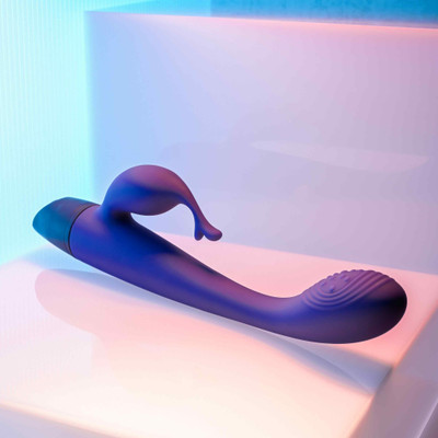 Foto 1 do produto Vibrador de Ponto G e Clitóris Recarregável com 2 Motores Potentes e 10 Modos de Vibração - Selopa Sex Love Plum Passion | 13,3 x 2,2 cm