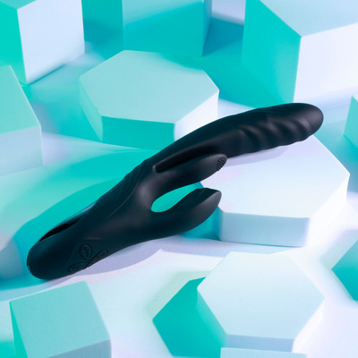 Foto 2 do produto Vibrador de Ponto G e Clitóris Recarregável com 3 Modos Vai e Vem, 7 de Vibrações e 10 Tipos de Batidinhas - Evolved Playboy Pleasure Rapid Rabbit