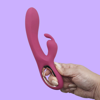 Foto 6 do produto Vibrador de Ponto G e Estimulador Clitoriano em Silicone no Formato de Coelho com 10 Modos de Vibração e Carregamento USB - Rabbit Gentleman | 13 x 3,5 cm