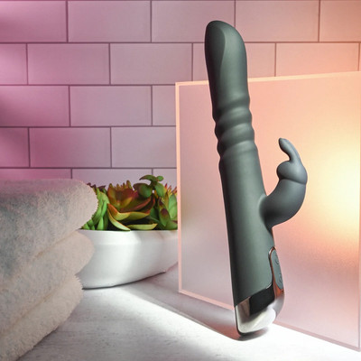Foto 3 do produto Vibrador de Ponto G com Estimulador de Clitóris em Forma de Coelho, 7 Modos de Vibração e 3 Velocidades de Movimento Vai e Vem - Evolved Rapid Rabbit | 15,5 x 3,3 cm