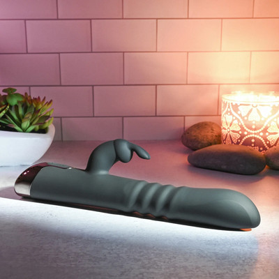 Foto 4 do produto Vibrador de Ponto G com Estimulador de Clitóris em Forma de Coelho, 7 Modos de Vibração e 3 Velocidades de Movimento Vai e Vem - Evolved Rapid Rabbit | 15,5 x 3,3 cm