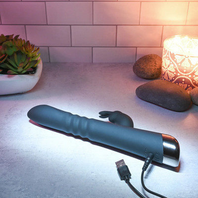 Foto 5 do produto Vibrador de Ponto G com Estimulador de Clitóris em Forma de Coelho, 7 Modos de Vibração e 3 Velocidades de Movimento Vai e Vem - Evolved Rapid Rabbit | 15,5 x 3,3 cm