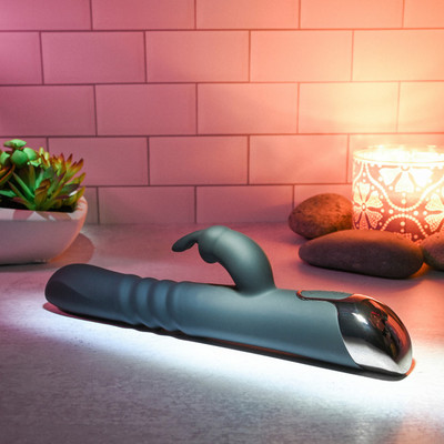 Foto 2 do produto Vibrador de Ponto G com Estimulador de Clitóris em Forma de Coelho, 7 Modos de Vibração e 3 Velocidades de Movimento Vai e Vem - Evolved Rapid Rabbit | 15,5 x 3,3 cm
