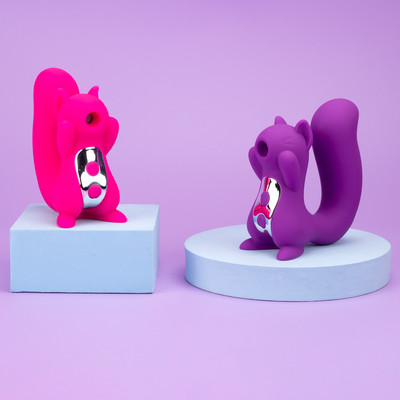 Foto 4 do produto Vibrador de Ponto G e Estimulador de Clitóris em Formato de Esquilo com 5 Modos de Sucção e 10 Modos de Vibração - 13 x 3,4 cm | Cor: Roxo