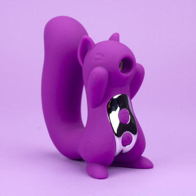 Foto 1 do produto Vibrador de Ponto G e Estimulador de Clitóris em Formato de Esquilo com 5 Modos de Sucção e 10 Modos de Vibração - 13 x 3,4 cm | Cor: Roxo