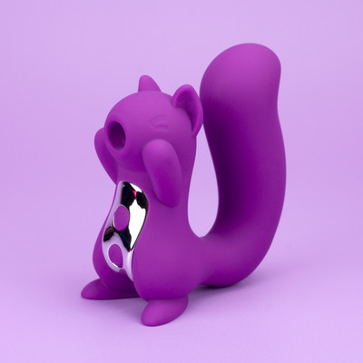Foto 2 do produto Vibrador de Ponto G e Estimulador de Clitóris em Formato de Esquilo com 5 Modos de Sucção e 10 Modos de Vibração - 13 x 3,4 cm | Cor: Roxo