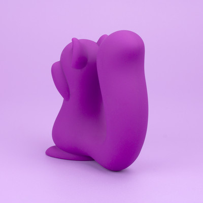 Foto 3 do produto Vibrador de Ponto G e Estimulador de Clitóris em Formato de Esquilo com 5 Modos de Sucção e 10 Modos de Vibração - 13 x 3,4 cm | Cor: Roxo