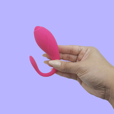 Vibrador de Ponto G e Estimulador de Clitóris com Ponta Achatada com 9 Vibrações, Controle Via Aplicativo e Carregamento USB - Good Vibe Toys | 9,5 x 3,5 cm