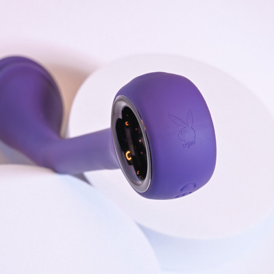 Foto 2 do produto Vibrador de Ponto G com Haste Fina e Articulável, 7 Modos de Vibração e Carregamento via Cabo USB - Evolved Playboy Spot On | 18,5 x 3,4 cm