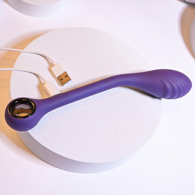 Foto 4 do produto Vibrador de Ponto G com Haste Fina e Articulável, 7 Modos de Vibração e Carregamento via Cabo USB - Evolved Playboy Spot On | 18,5 x 3,4 cm