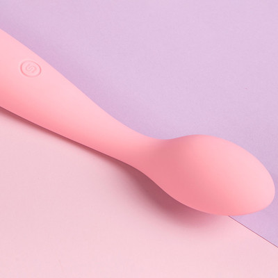 Foto 2 do produto Vibrador Ponto G Recarregável com Ponta Achatada Estimuladora e 5 Modos de Vibração - Svakom Keri | 17,2 x 2,2 cm | Disponível em 2 Cores